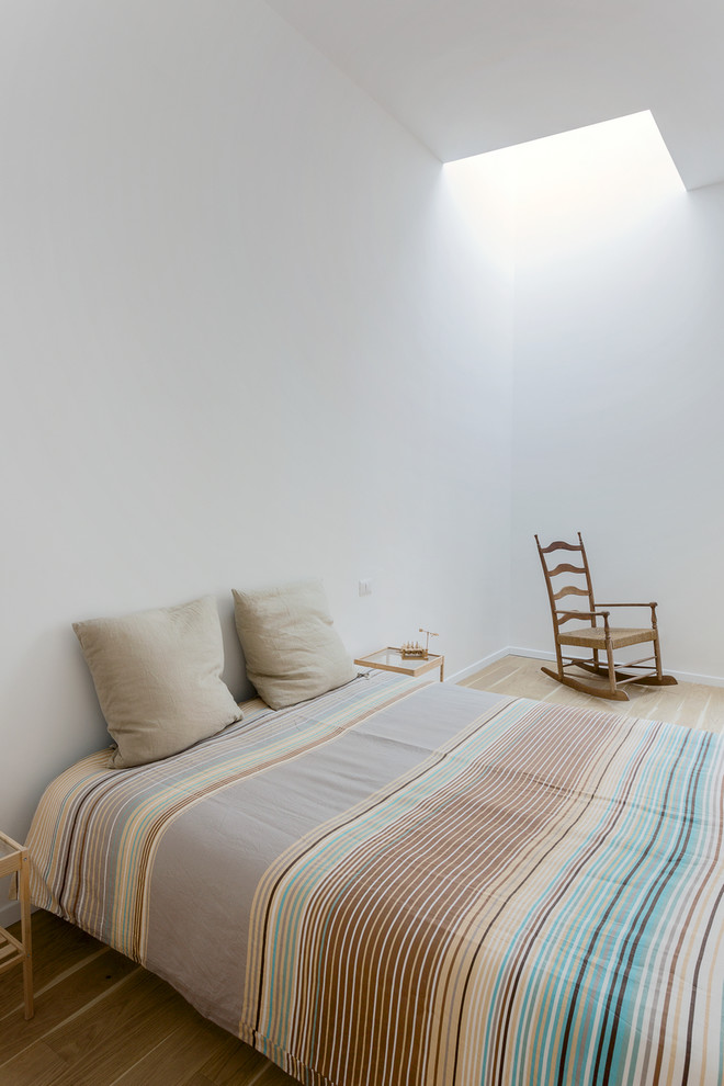 Esempio di una camera da letto minimal