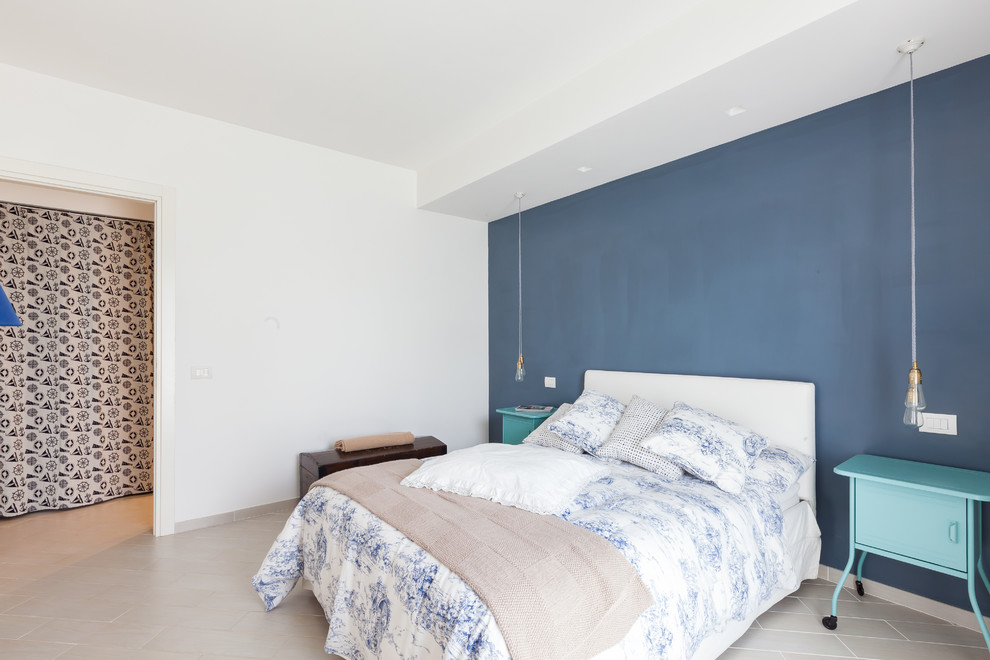 Esempio di una camera matrimoniale stile marino di medie dimensioni con pareti blu