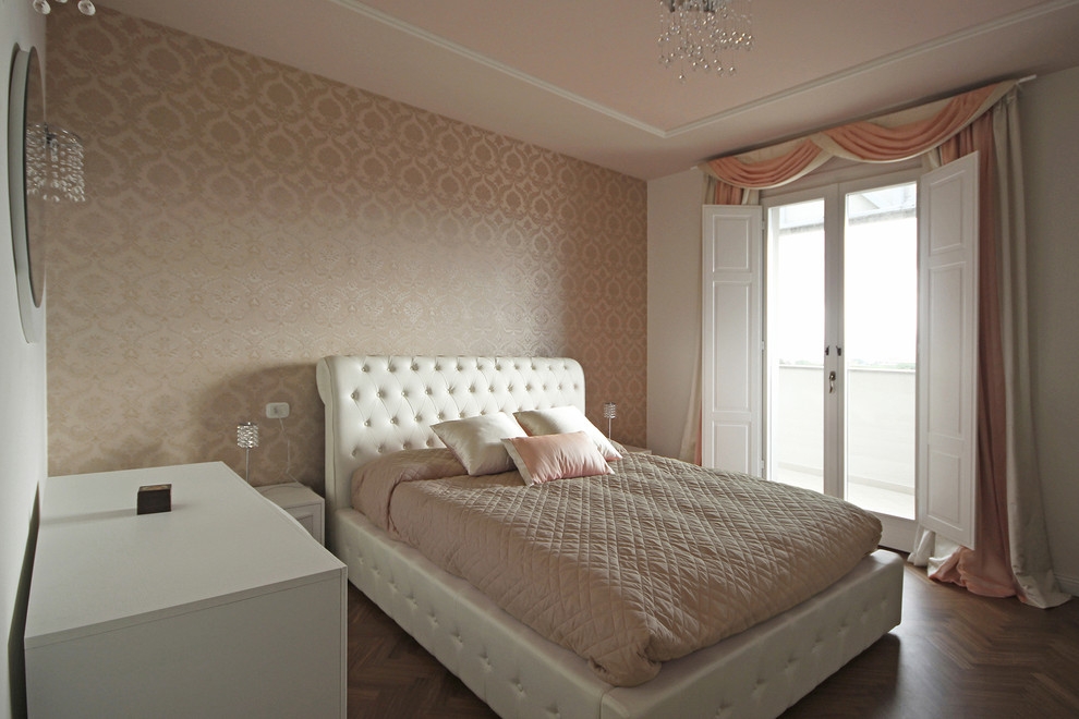 Immagine di una camera degli ospiti chic di medie dimensioni con pareti rosa, parquet scuro e pavimento marrone