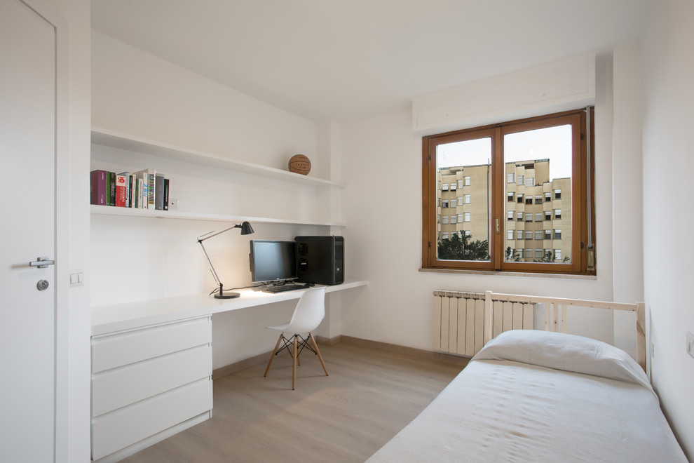 Inredning av ett minimalistiskt sovrum, med vita väggar, ljust trägolv och beiget golv