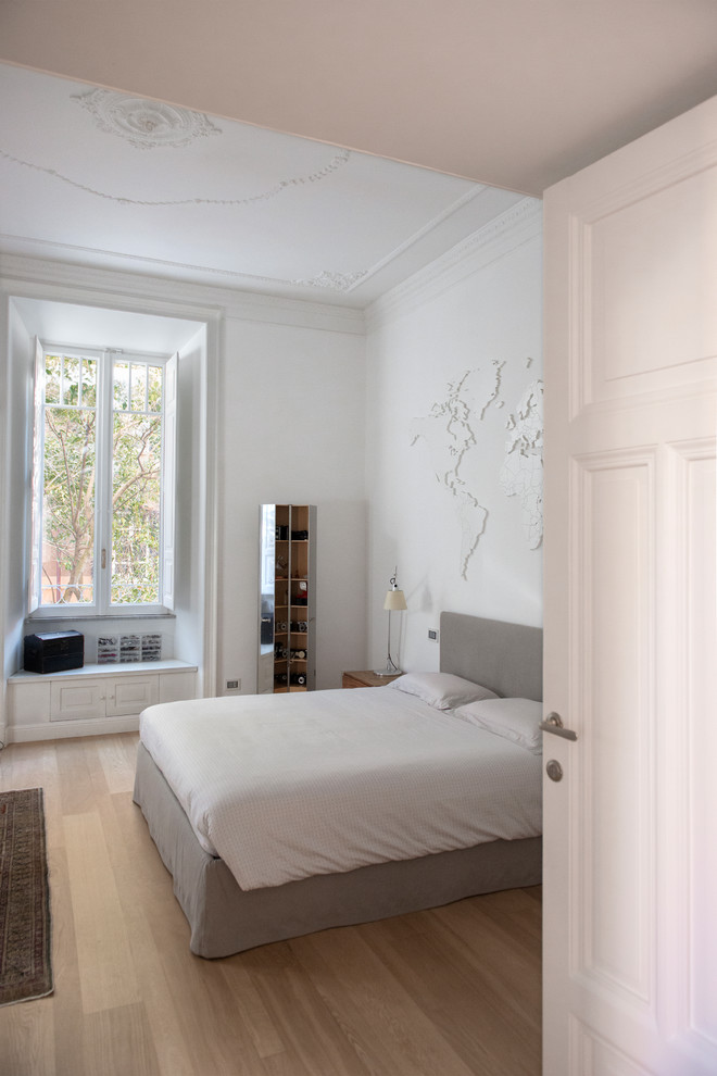 Inspiration för ett funkis sovrum, med vita väggar, ljust trägolv och beiget golv