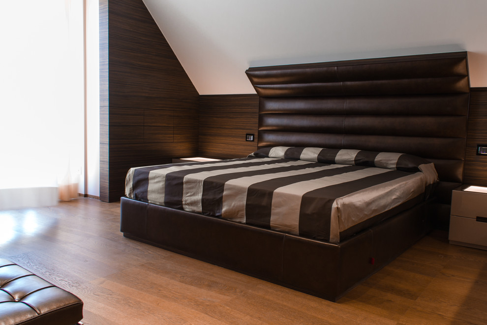 Idee per una camera matrimoniale minimalista con pareti marroni, pavimento in legno massello medio e pavimento marrone