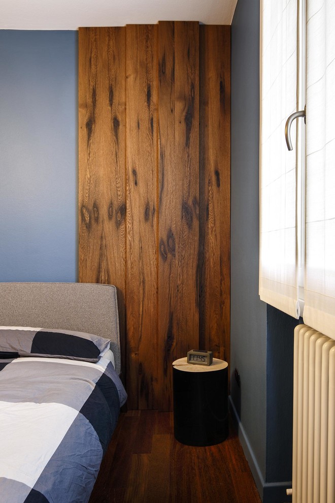Immagine di una camera da letto minimalista con pavimento in legno massello medio