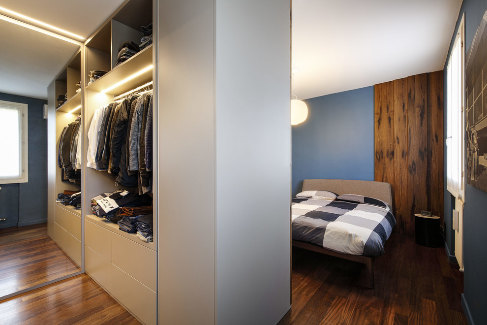 Esempio di una camera da letto minimalista con pavimento in legno massello medio