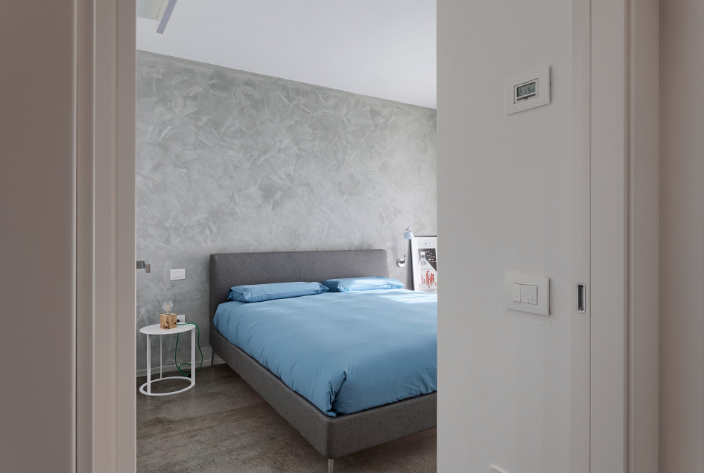 Idee per una camera matrimoniale contemporanea di medie dimensioni con pareti grigie e pavimento grigio