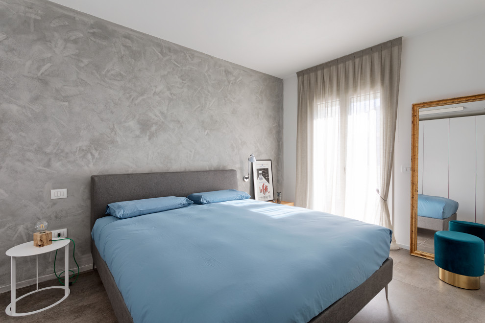 Свежая идея для дизайна: хозяйская спальня среднего размера в современном стиле с серыми стенами и серым полом - отличное фото интерьера