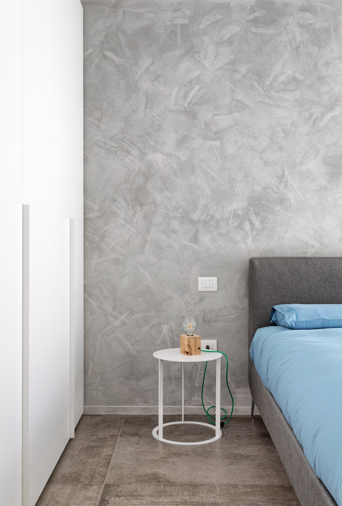 Mittelgroßes Modernes Hauptschlafzimmer mit grauer Wandfarbe und grauem Boden in Bologna