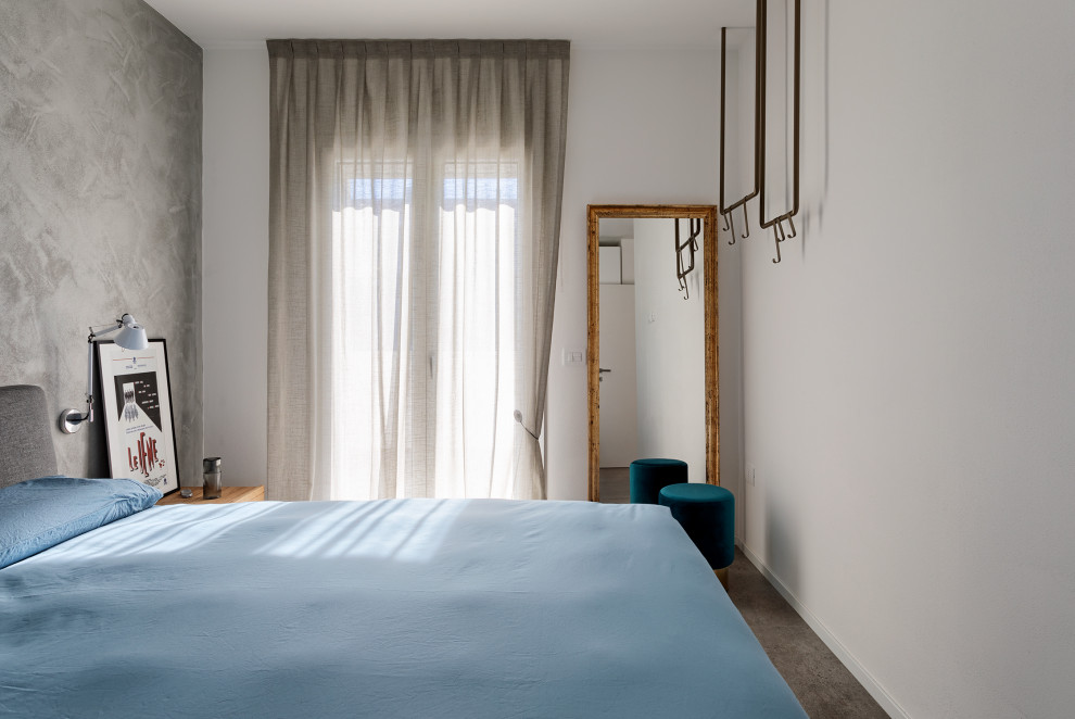 Свежая идея для дизайна: хозяйская спальня среднего размера в современном стиле с серыми стенами и серым полом - отличное фото интерьера