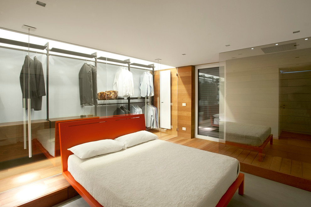 Идея дизайна: большая хозяйская спальня в современном стиле