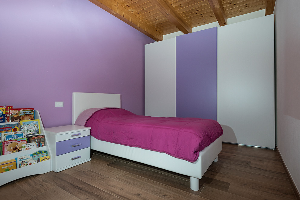 Foto di una camera degli ospiti moderna di medie dimensioni con pareti viola, pavimento in legno verniciato e pavimento marrone