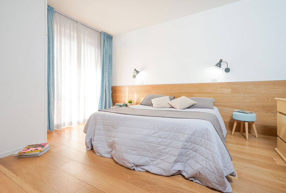 На фото: спальня в современном стиле с белыми стенами и светлым паркетным полом с