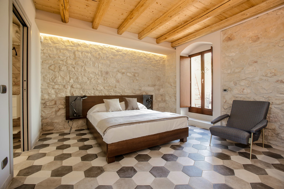 На фото: хозяйская спальня среднего размера в стиле кантри с полом из керамической плитки