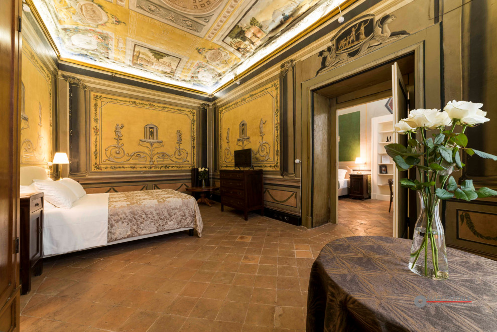 Стильный дизайн: большая хозяйская спальня в классическом стиле с разноцветными стенами, полом из терракотовой плитки, оранжевым полом и обоями на стенах - последний тренд