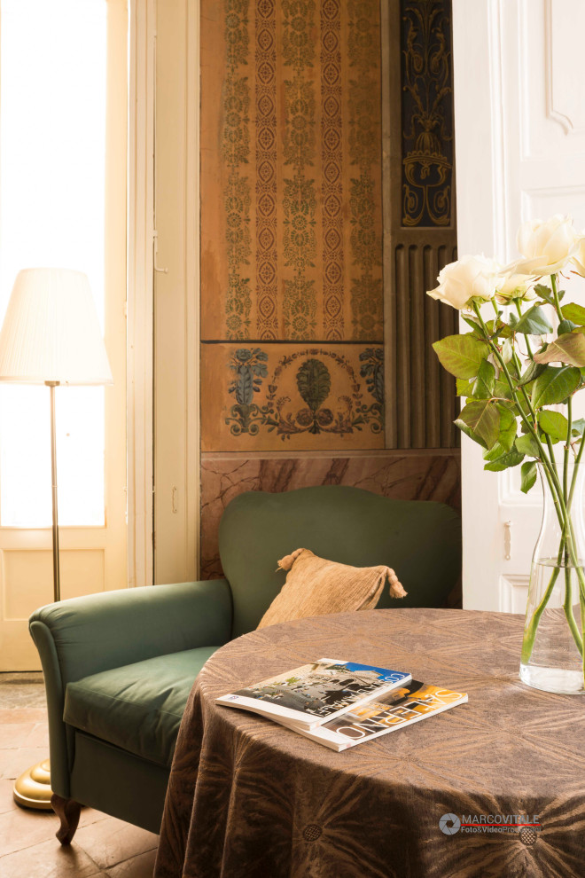 Großes Klassisches Hauptschlafzimmer mit bunten Wänden, Terrakottaboden, orangem Boden und Tapetenwänden in Rom