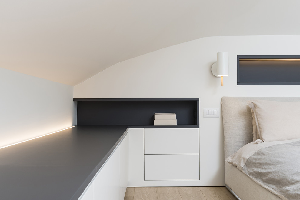Bedroom - contemporary bedroom idea in Milan