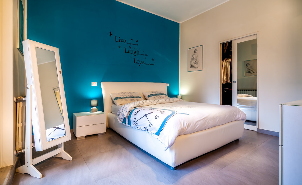 Immagine di una camera da letto minimal di medie dimensioni con pareti blu