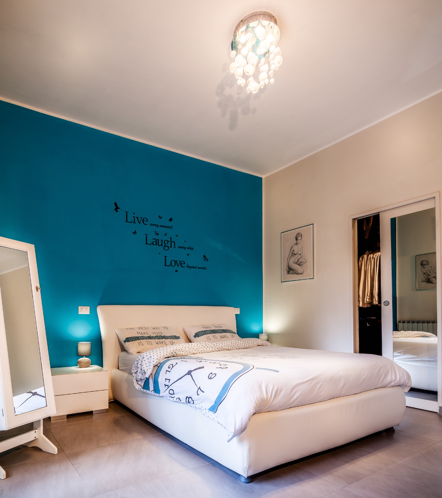 Ispirazione per una camera da letto minimal di medie dimensioni con pareti blu