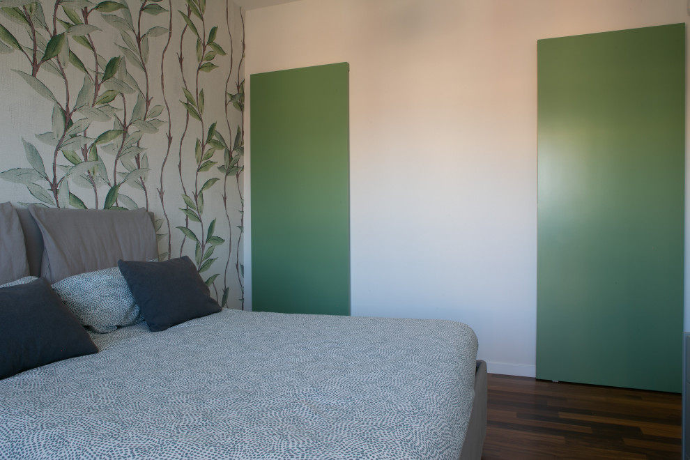 На фото: хозяйская спальня среднего размера в стиле модернизм с зелеными стенами, темным паркетным полом, коричневым полом и обоями на стенах с