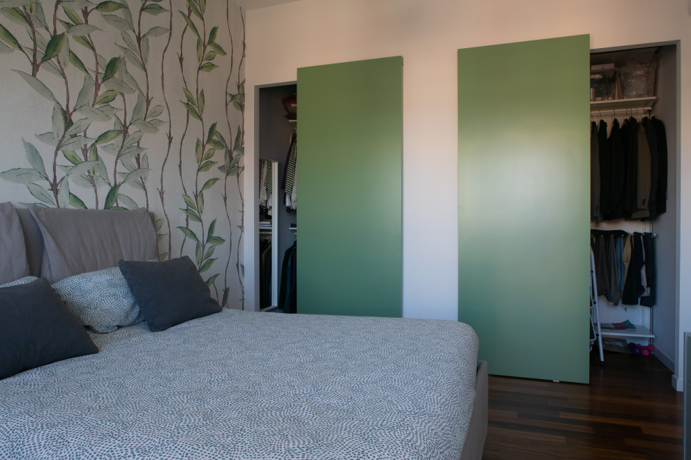 На фото: хозяйская спальня среднего размера в стиле модернизм с зелеными стенами, темным паркетным полом, коричневым полом и обоями на стенах