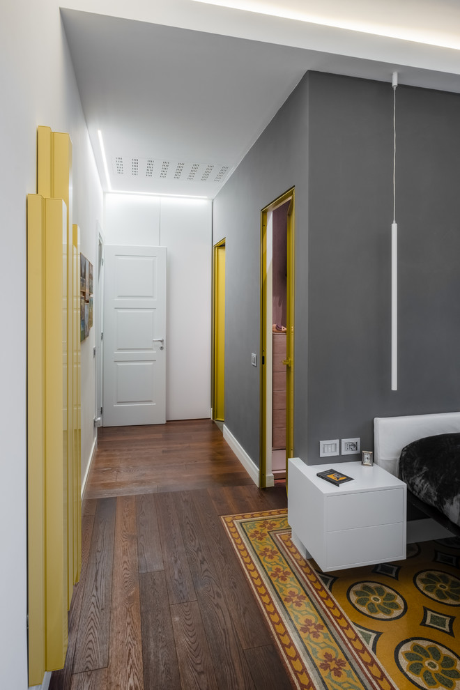 Свежая идея для дизайна: хозяйская спальня среднего размера в современном стиле с серыми стенами, темным паркетным полом и коричневым полом - отличное фото интерьера
