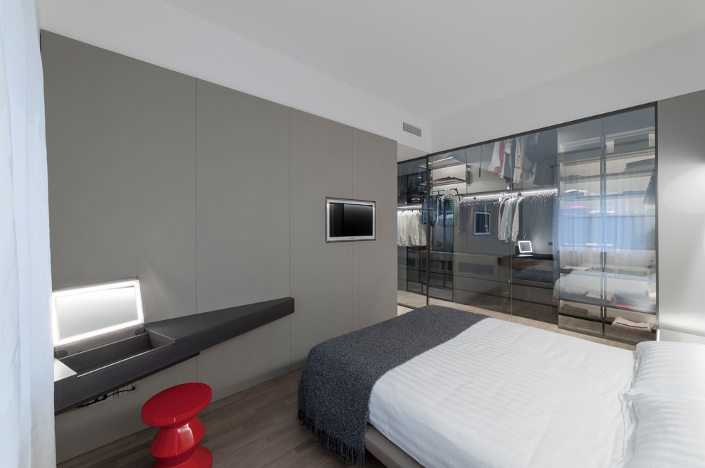Idee per una camera matrimoniale minimalista di medie dimensioni con pareti grigie, pavimento in legno massello medio e pavimento marrone