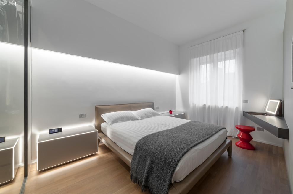 Свежая идея для дизайна: хозяйская спальня среднего размера в стиле модернизм с белыми стенами, паркетным полом среднего тона и коричневым полом - отличное фото интерьера