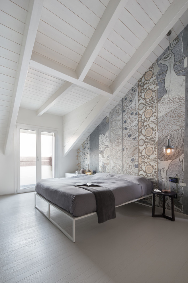 Inredning av ett skandinaviskt sovrum, med flerfärgade väggar och målat trägolv