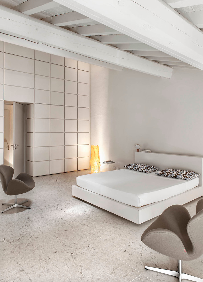 他の地域にある広いコンテンポラリースタイルのおしゃれな主寝室 (白い壁、大理石の床) のインテリア