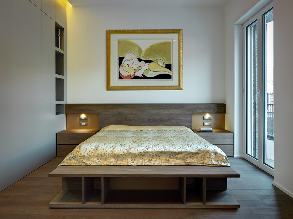 ミラノにあるコンテンポラリースタイルのおしゃれな主寝室 (白い壁、濃色無垢フローリング、暖炉なし) のレイアウト