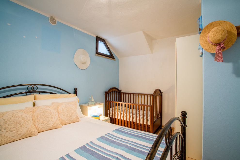 Ispirazione per una camera degli ospiti stile marino con pareti blu, pavimento in gres porcellanato e pavimento marrone