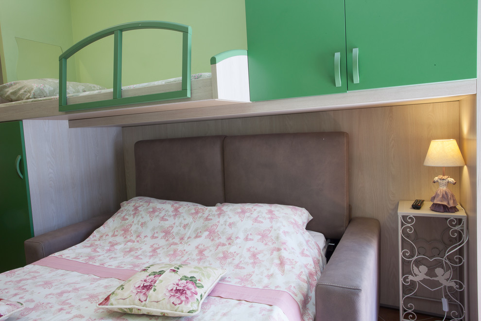 Esempio di una piccola camera da letto stile loft contemporanea con pareti verdi
