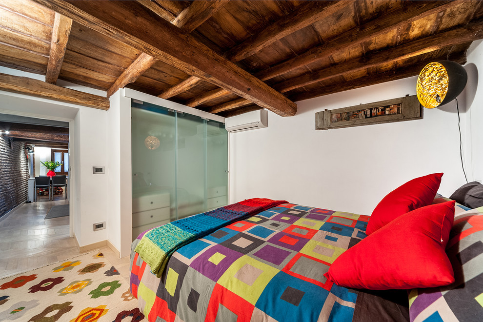 Стильный дизайн: хозяйская спальня среднего размера в стиле кантри с белыми стенами - последний тренд