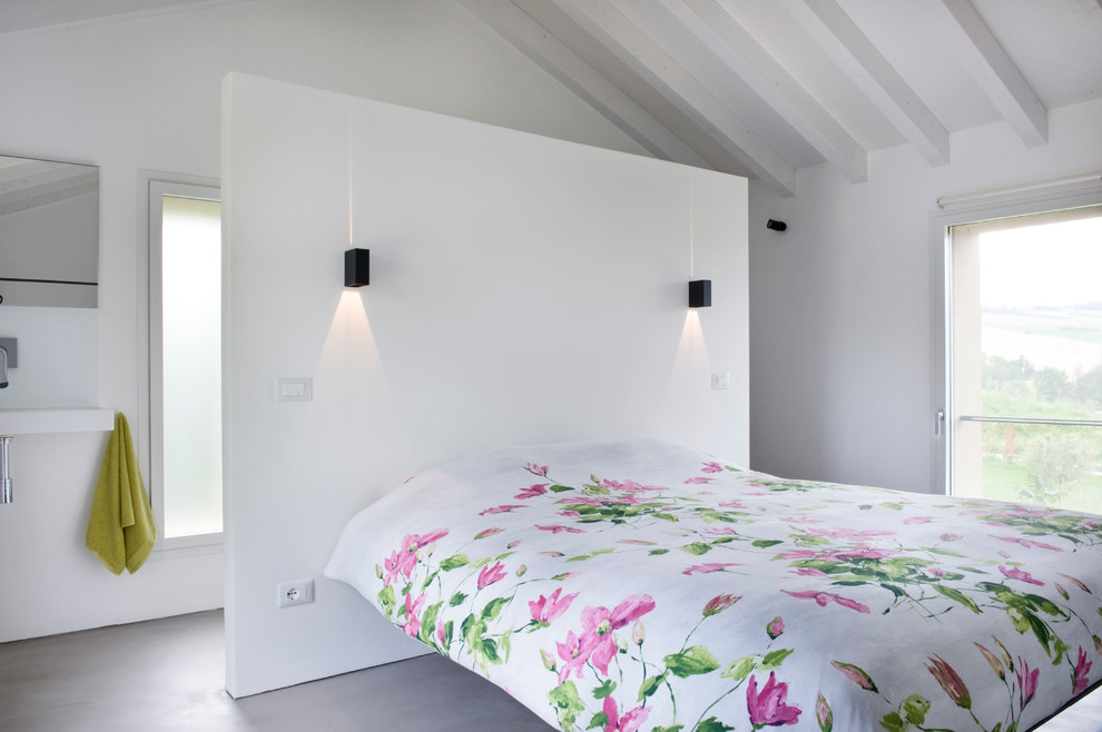 Modelo de dormitorio principal actual con paredes blancas