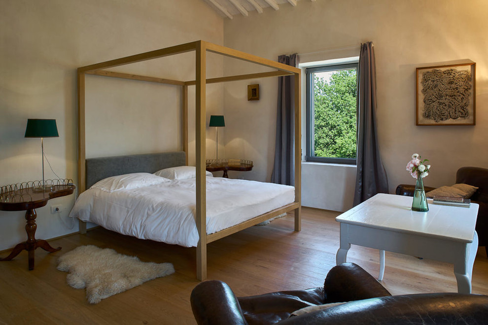 Пример оригинального дизайна: хозяйская спальня среднего размера в стиле фьюжн с паркетным полом среднего тона, бежевыми стенами и коричневым полом