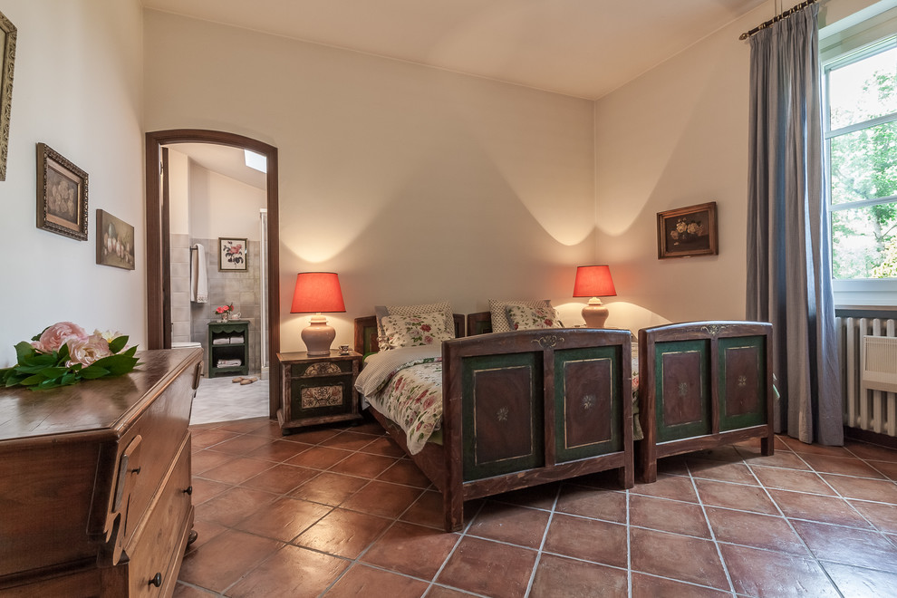 Свежая идея для дизайна: спальня в средиземноморском стиле с угловым камином - отличное фото интерьера