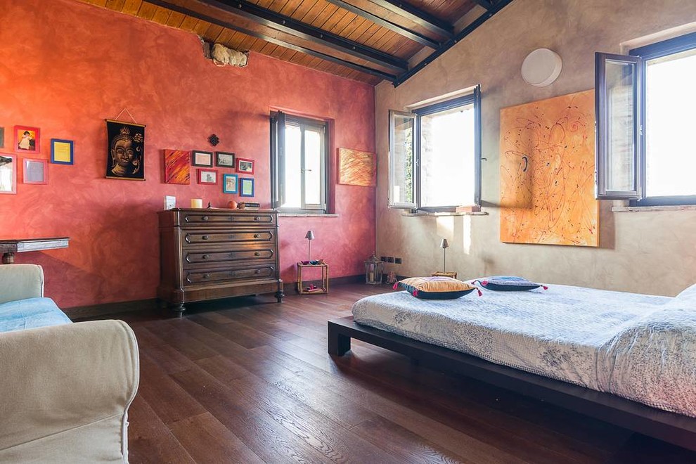 ミラノにある中くらいなアジアンスタイルのおしゃれな主寝室 (マルチカラーの壁、濃色無垢フローリング、茶色い床)