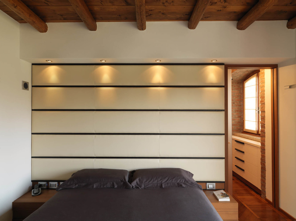 Modernes Schlafzimmer mit weißer Wandfarbe in Mailand