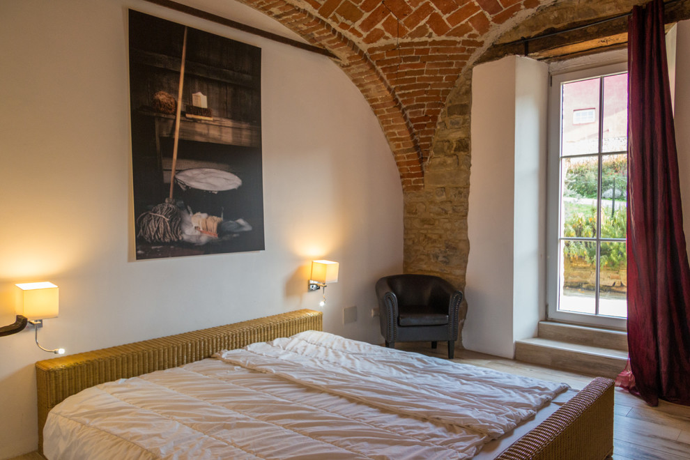 トゥーリンにある小さなカントリー風のおしゃれな客用寝室 (白い壁、無垢フローリング、ベージュの床) のインテリア