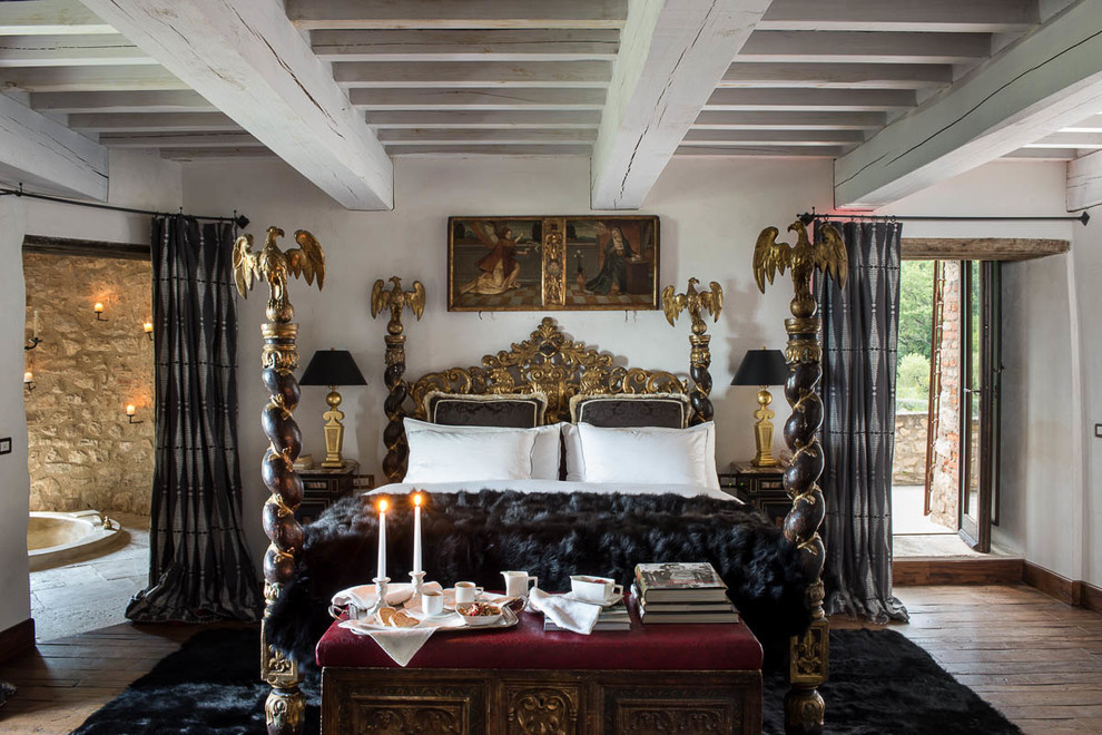 Ejemplo de dormitorio principal ecléctico con paredes blancas y suelo de madera oscura