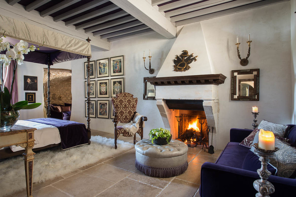 フィレンツェにある広いトラディショナルスタイルのおしゃれな主寝室 (白い壁、ライムストーンの床、標準型暖炉、石材の暖炉まわり) のレイアウト