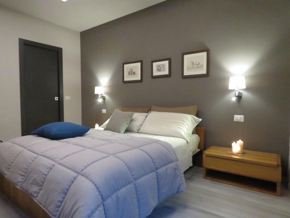 Источник вдохновения для домашнего уюта: хозяйская спальня среднего размера в стиле модернизм с коричневыми стенами, полом из керамогранита и бежевым полом