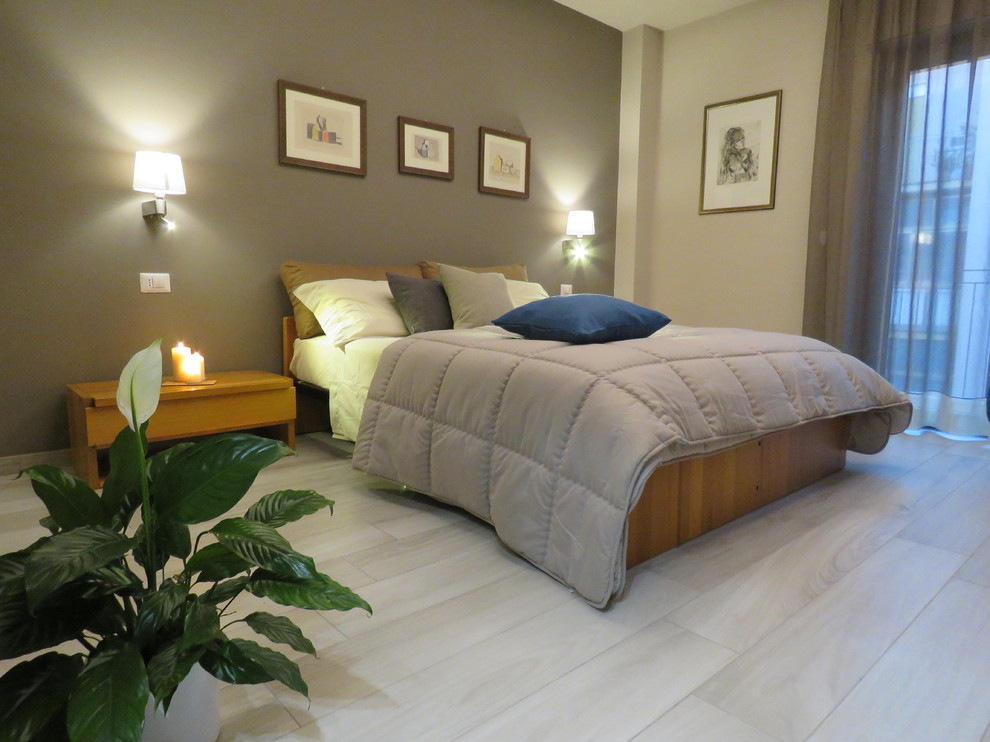 На фото: хозяйская спальня среднего размера в стиле модернизм с коричневыми стенами, полом из керамогранита и бежевым полом с