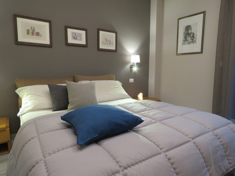 Пример оригинального дизайна: хозяйская спальня среднего размера в стиле модернизм с коричневыми стенами, полом из керамогранита и бежевым полом