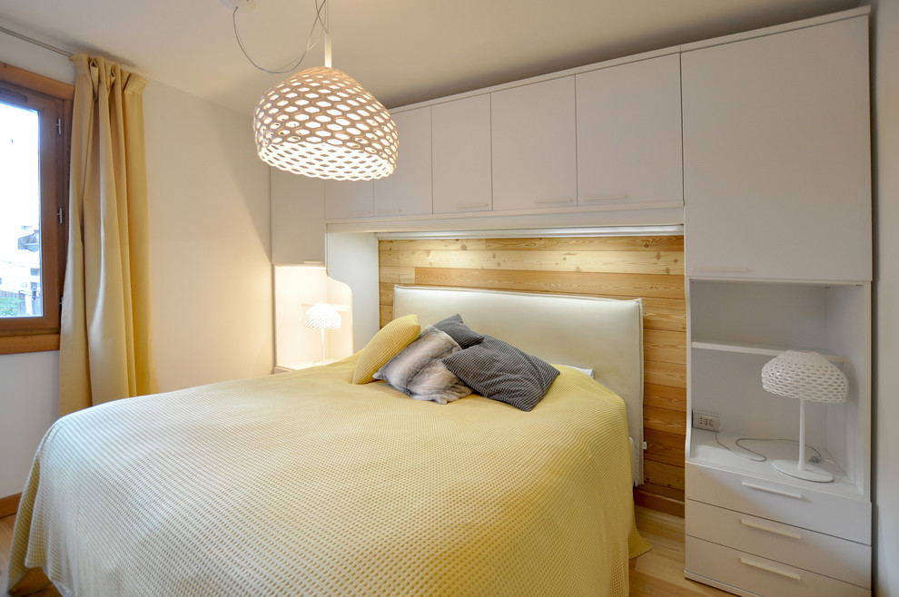 グルノーブルにあるコンテンポラリースタイルのおしゃれな寝室 (白い壁、淡色無垢フローリング、ベージュの床) のインテリア