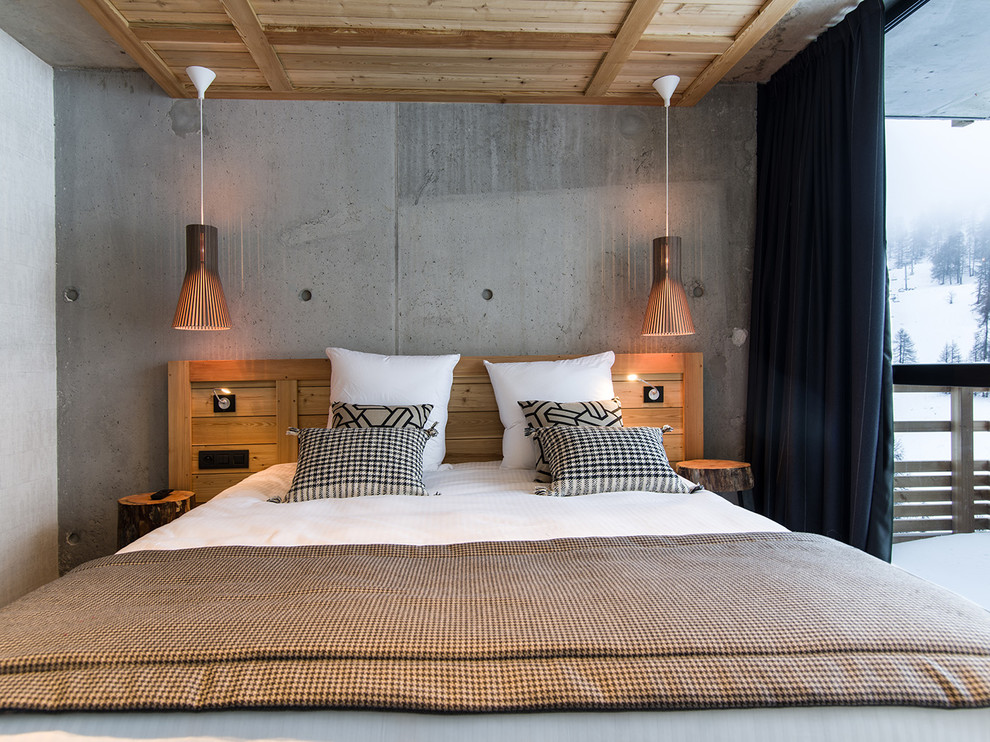 Идея дизайна: спальня в стиле рустика с серыми стенами