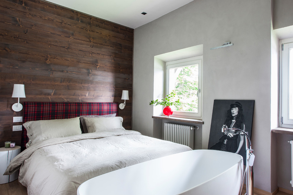 Стильный дизайн: хозяйская спальня среднего размера в стиле кантри с разноцветными стенами без камина - последний тренд
