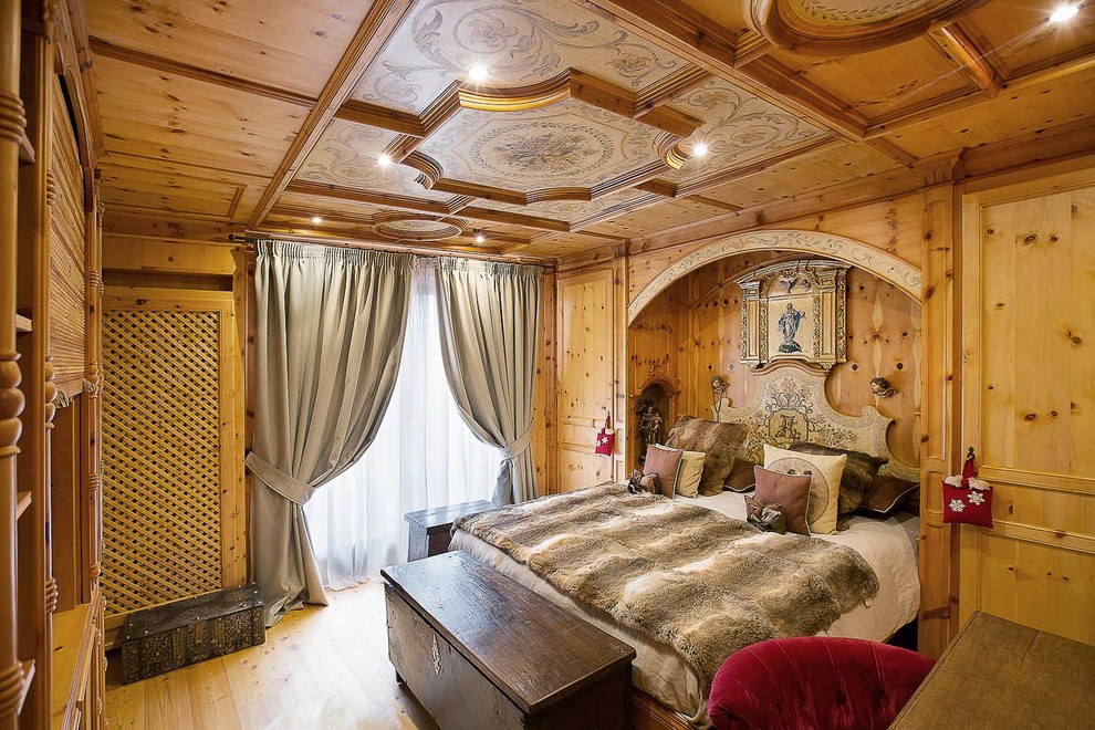 Idee per una camera matrimoniale rustica con pavimento in legno massello medio