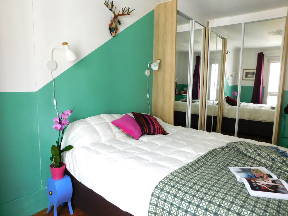 Пример оригинального дизайна: маленькая гостевая спальня (комната для гостей) в скандинавском стиле с зелеными стенами и паркетным полом среднего тона для на участке и в саду