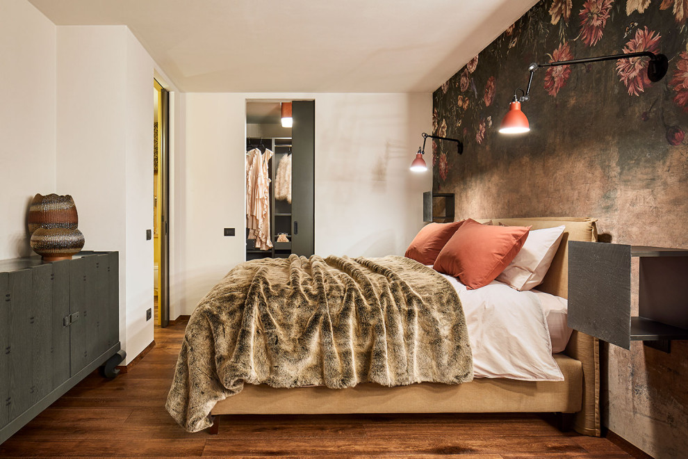 Ejemplo de dormitorio actual con paredes multicolor, suelo de madera en tonos medios, suelo marrón y papel pintado