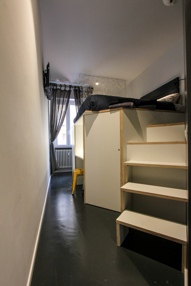 Mittelgroßes Modernes Hauptschlafzimmer mit weißer Wandfarbe, Betonboden und grauem Boden in Mailand
